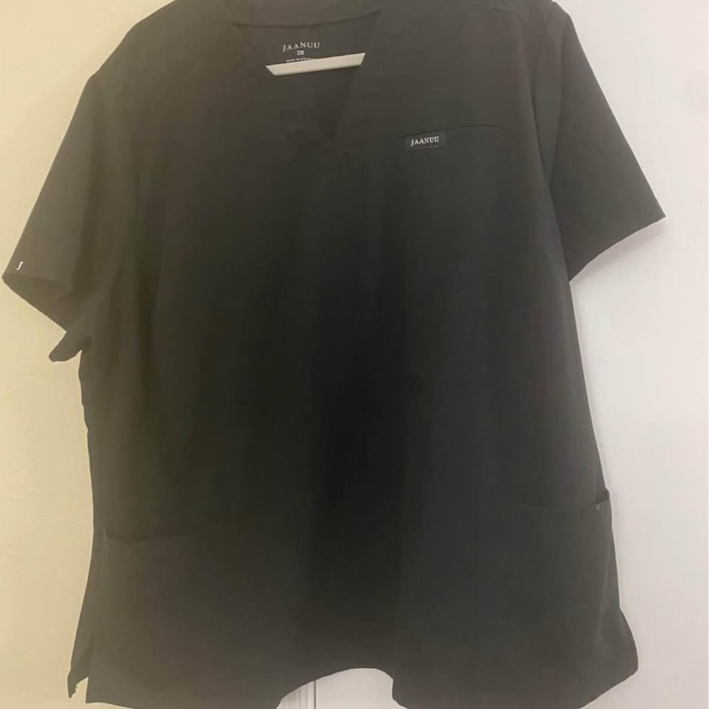 Jaanuu women scrub top

Almost new

Top is 2xL
